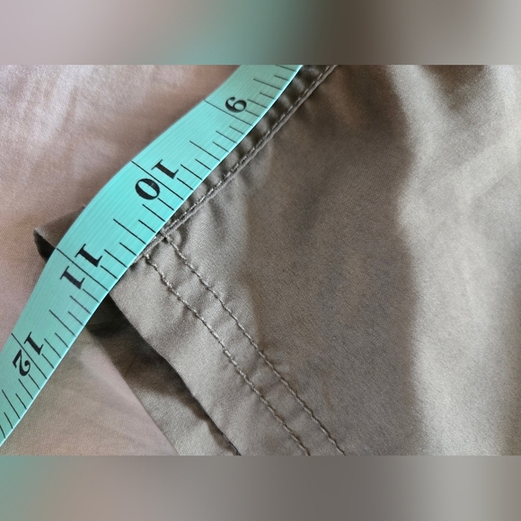 Oakley | Men's Kaki Cargo Shorts, Size 32 - Picture 5 of 6